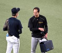 　能見（左）にあいさつする青柳（撮影・山口登）