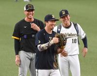 　試合前に談笑する（左から）糸井、安達、山本（撮影・飯室逸平）