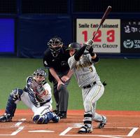 １回、大山は右翼線に先制適時二塁打を放つ