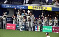 １回、大山の先制適時二塁打に喜ぶ阪神ベンチ