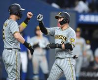 　５回、３ランを放った大山（右）は佐藤輝とタッチを交わす