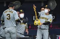 　５回、３ランを放った大山（左）に特製メダル！？を持って迎える矢野監督