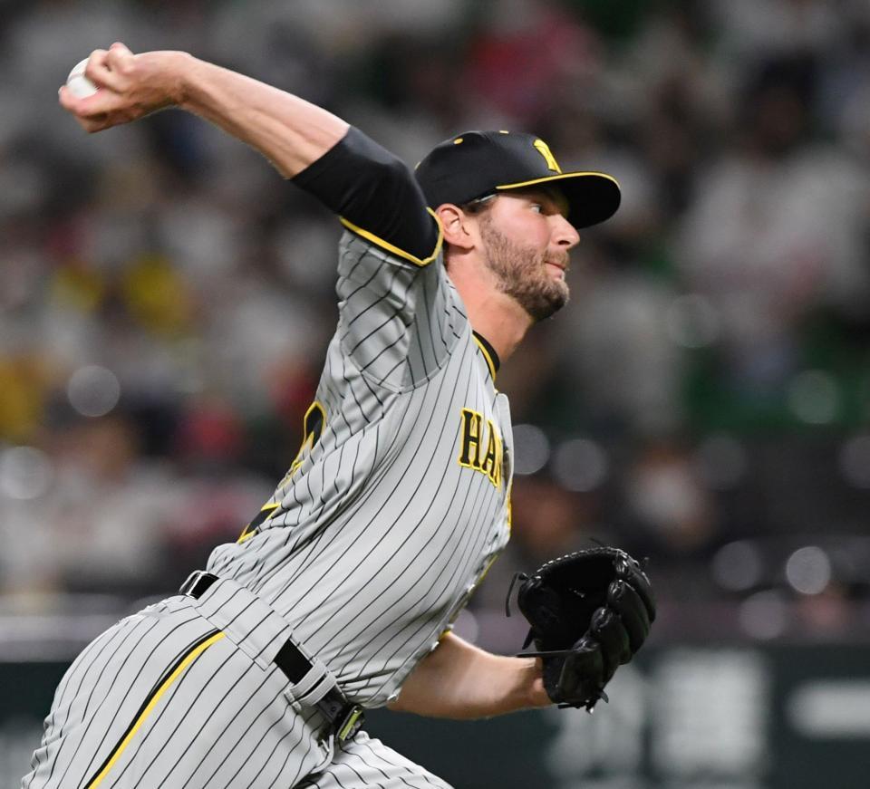 　８回、ソフトバンク打線を相手に投げ込むケラー（撮影・田中太一）