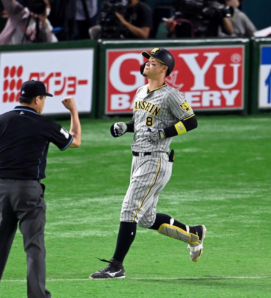 　４回、佐藤輝は内野ゴロに倒れる（撮影・山口登）