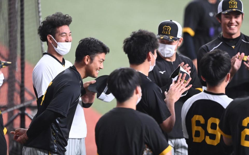 　１軍に合流し、あいさつする岡留（左）＝撮影・飯室逸平