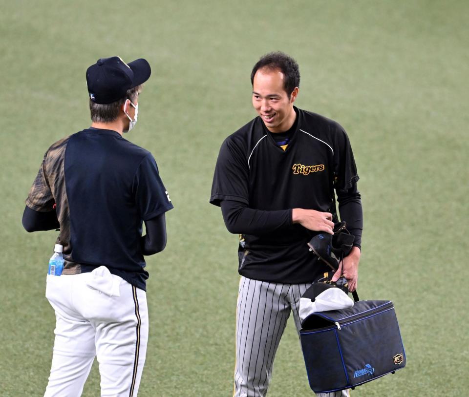 　能見（左）にあいさつする青柳（撮影・山口登）