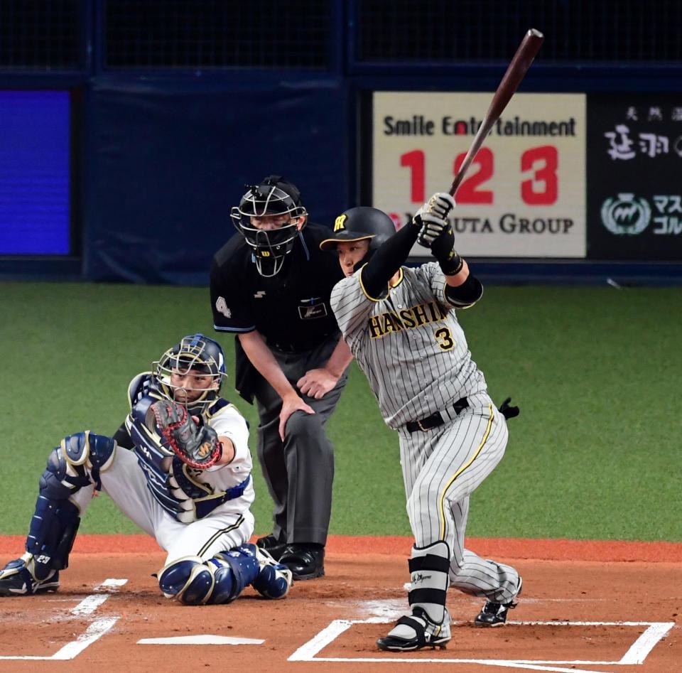 １回、大山は右翼線に先制適時二塁打を放つ