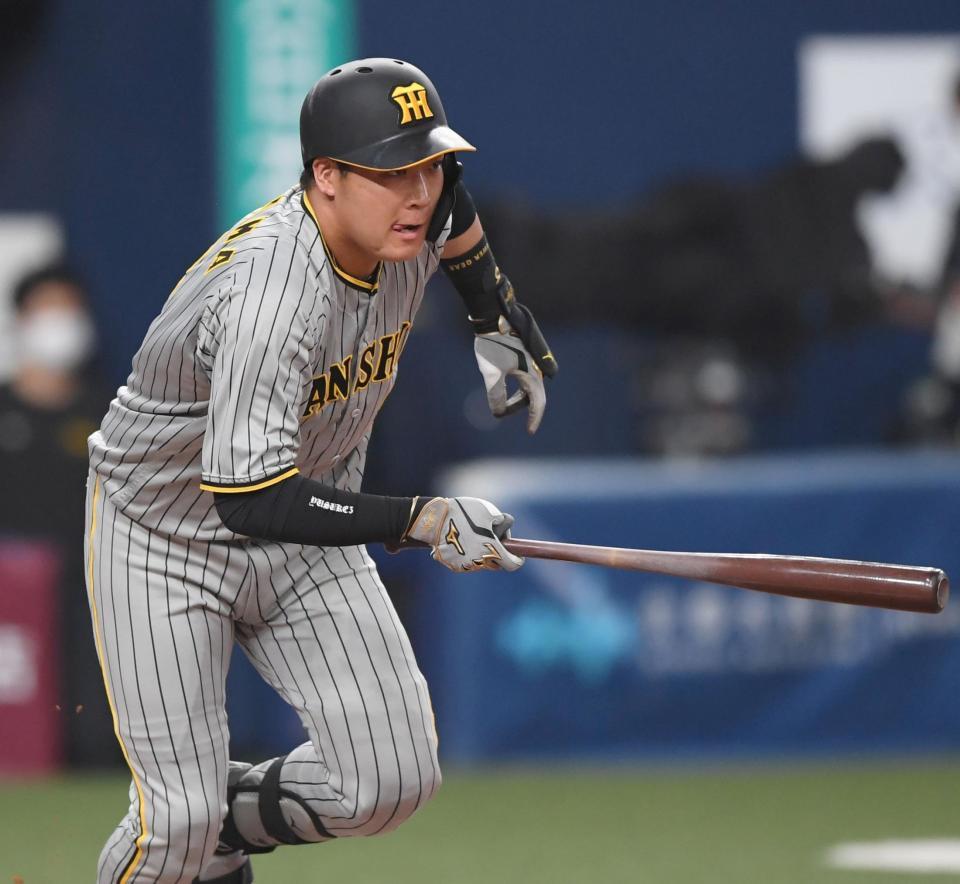 　１回、先制二塁打を放つ大山