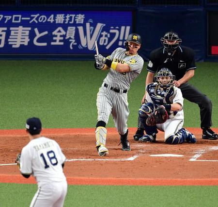　４回、佐藤輝はバットを折り内野ゴロに倒れる（撮影・山口登）