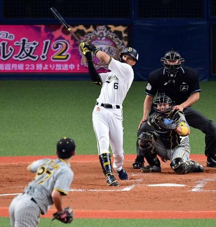 　５回、宗は右前に適時打を放つ（撮影・山口登）