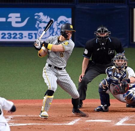 　１１回、佐藤輝は左前打を放つ（撮影・山口登）