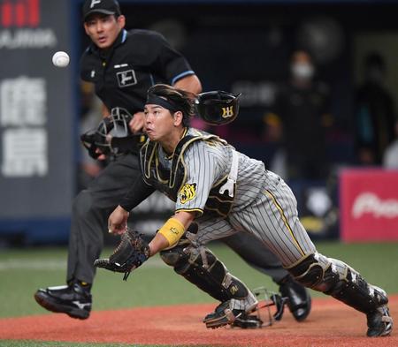 　１０回、中川圭の打球に飛びつく梅野（撮影・田中太一）