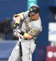 　４回、バットをへし折られ二ゴロに倒れる佐藤輝（撮影・飯室逸平）