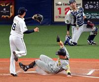 　８回、打者・大山の時に伏見（右）のパスボールで生還する三走・佐藤輝。左は山本（撮影・山口登）