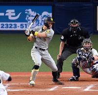 　１１回、佐藤輝は左前打を放つ（撮影・山口登）