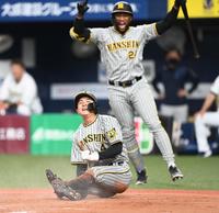 　１１回、二盗を決め送球が逸れる間に、一気に生還する熊谷（撮影・飯室逸平）