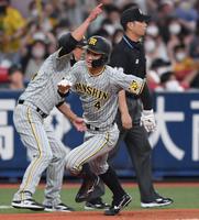 　１１回、一気に本塁へ走る熊谷（撮影・田中太一）