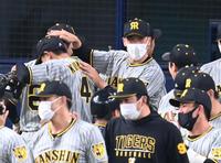 　オリックスに勝利し矢野監督は熊谷を手荒く迎える（撮影・山口登）