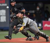 　１０回、中川圭の打球に飛びつく梅野（撮影・田中太一）