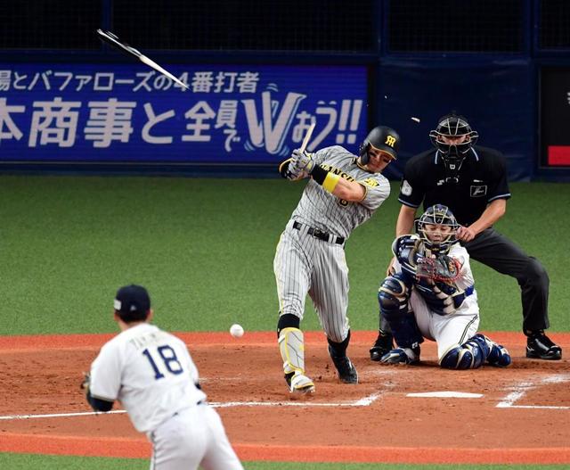 ヒヤリ！阪神・佐藤輝の折れたバットが一塁客席に飛び込む　由伸のカットに真っ二つ　ドームどよめく