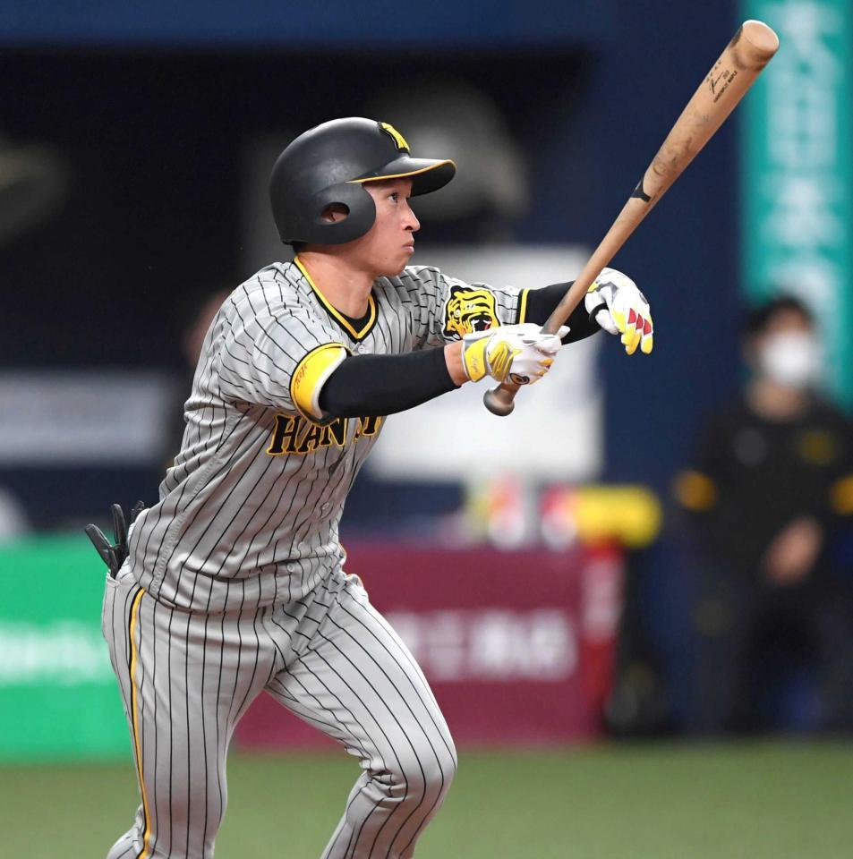 　１回、１２試合連続安打となる中前打を放つ近本（撮影・田中太一）