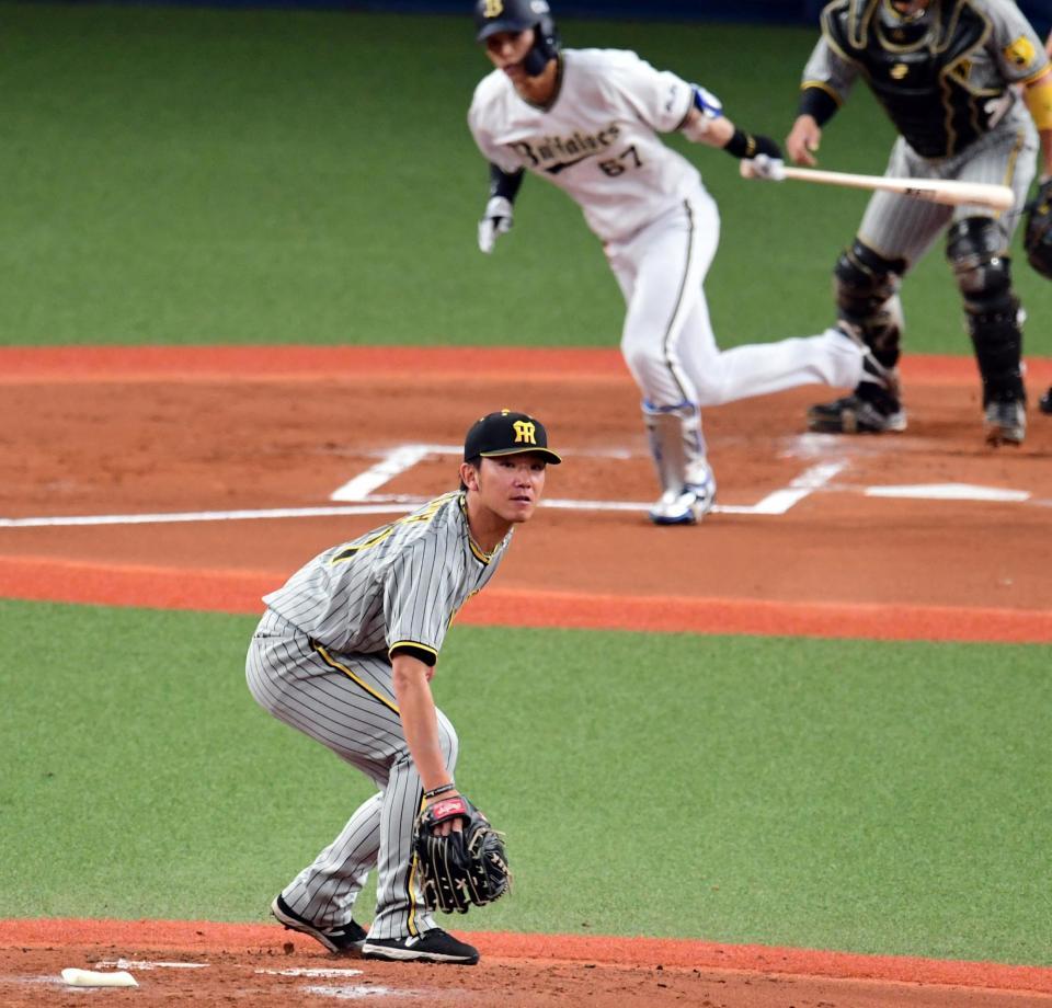 　１回、伊藤将（手前）は中川圭に先制適時打を許す（撮影・山口登）