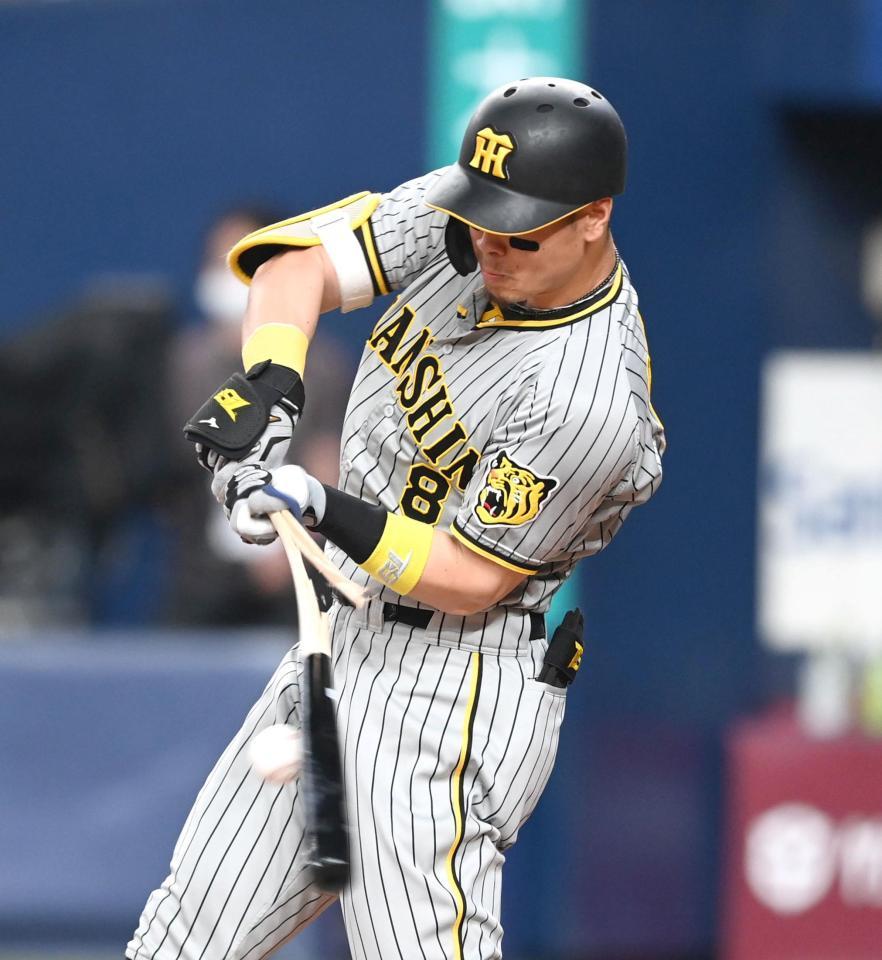 　４回、バットをへし折られ二ゴロに倒れる佐藤輝（撮影・飯室逸平）