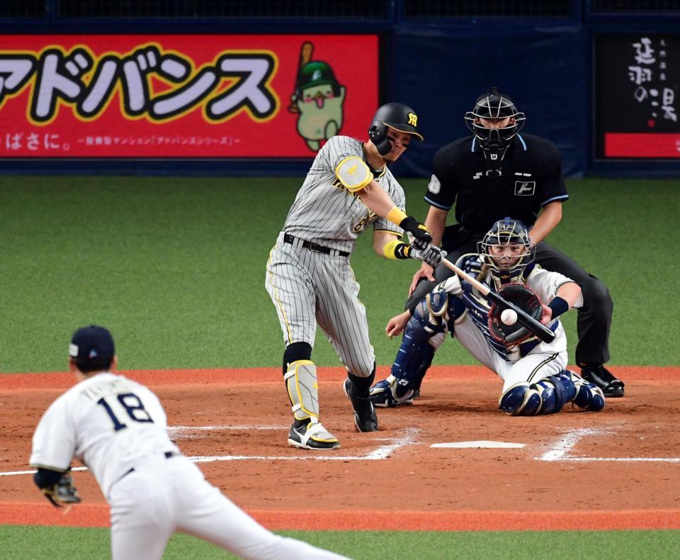 　８回、佐藤輝は右翼線に適時三塁打を放つ（撮影・山口登）