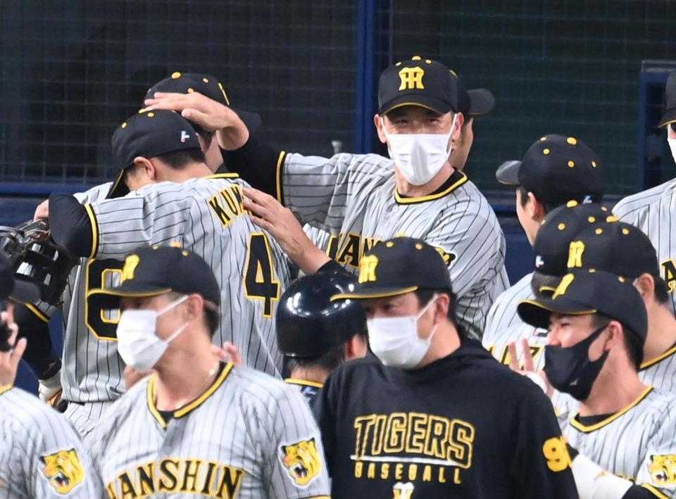 　オリックスに勝利し矢野監督は熊谷を手荒く迎える（撮影・山口登）