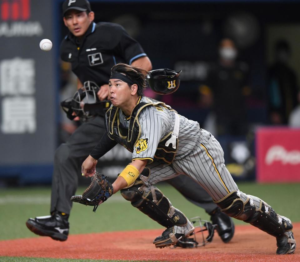 　１０回、中川圭の打球に飛びつく梅野（撮影・田中太一）