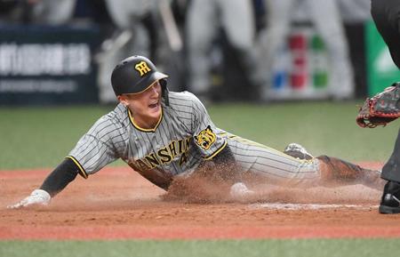 　延長１１回、二盗後、送球が逸れる間に一気に生還した熊谷（撮影・田中太一）