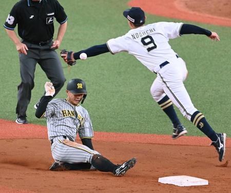 　二盗の際、ヘルメットにボールが当たる