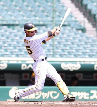 　１回、江越は左越えに本塁打を放つ（撮影・坂部計介）