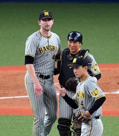 　完投勝利を挙げたガンケル（中央）を祝福する長坂（撮影・山口登）