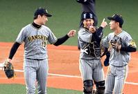 　（右から）熊谷、梅野とタッチする岩崎（撮影・山口登）
