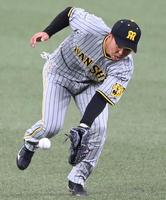 　１回、福田の打球を捕り損ねる島田