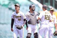 　１回、１死もとれず降板する小野（左）＝撮影・坂部計介