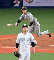 　３回、近本は中前に先制適時打を放つ（撮影・山口登）