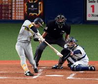 　３回、近本は中前に先制適時打を放つ（撮影・山口登）