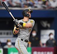 　９回、３ランを放つ佐藤輝（撮影・田中太一）
