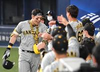 　９回、１３号３ランを放ち笑顔で生還する佐藤輝（撮影・飯室逸平）