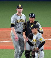 　完投勝利を挙げたガンケル（中央）を祝福する長坂（撮影・山口登）