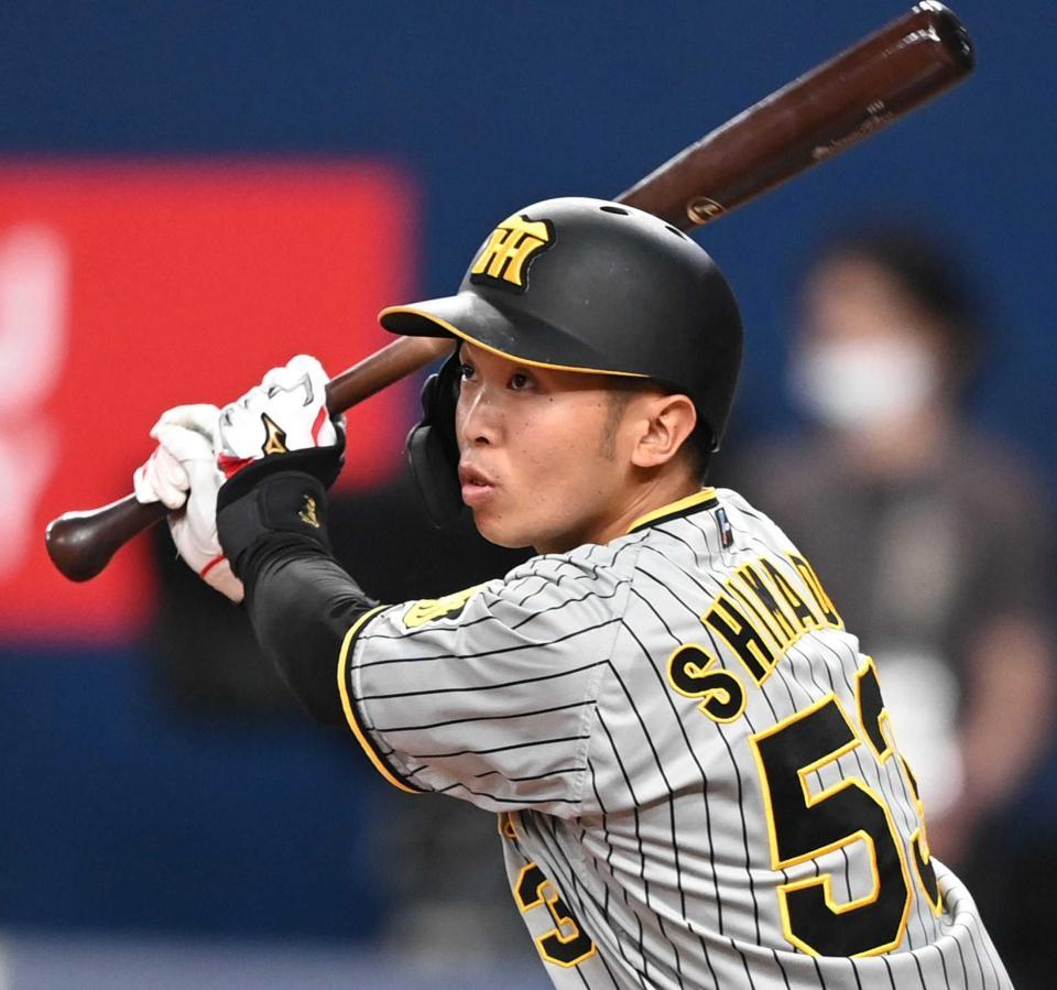 　３回、左前打を放つ島田（撮影・飯室逸平）