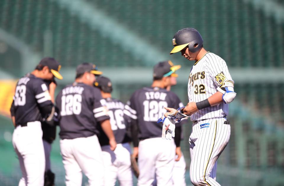 　９回、井上は中飛に倒れ、試合終了となる（撮影・坂部計介）