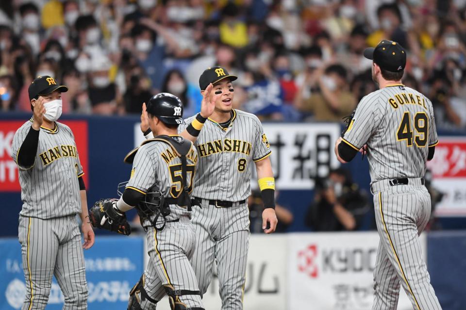 　完投勝利を挙げたガンケル（右）を出迎える佐藤輝、大山（撮影・田中太一）