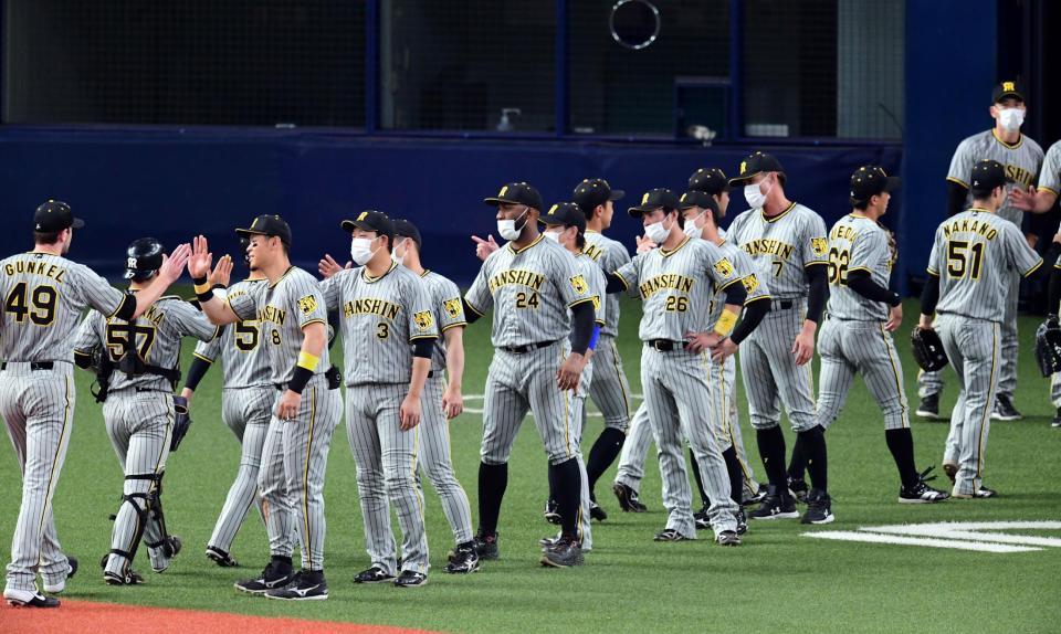 　オリックスに勝利し喜ぶ佐藤輝（左から３人目）ら阪神ナイン（撮影・山口登）