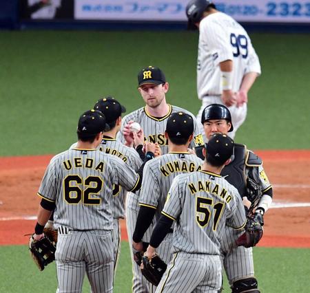 　完投勝利を挙げ、山本からウイニングボールを受け取るガンケル（中央）＝撮影・山口登