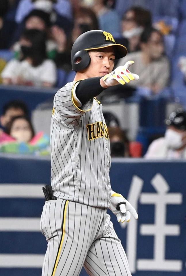 　３回、先制打を放ちベンチに向かって手を上げる近本（撮影・飯室逸平）