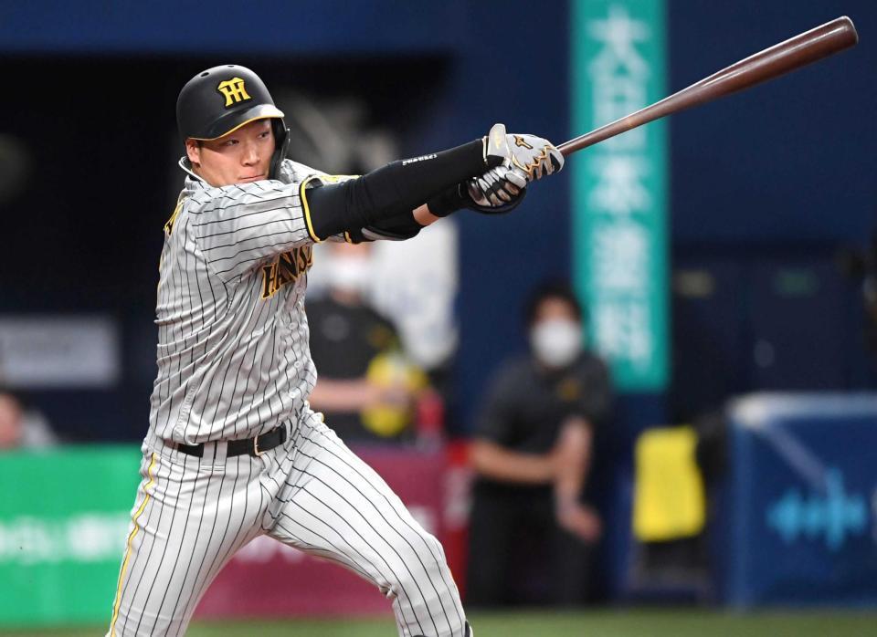 　５回、右前へ２点適時打を放つ大山（撮影・田中太一）