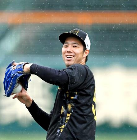 　練習中、笑顔を見せる青柳（撮影・山口登）